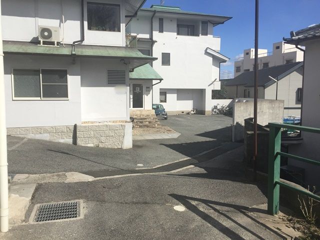 【道順5】ご利用駐車場になります。ご予約された駐車場に間違いないか確認し、ご予約されたスペースに駐車してください。
