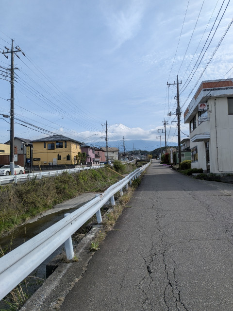 《コニファー・富士急スグ》大型車もOK! 遠藤自動車の駐車場写真