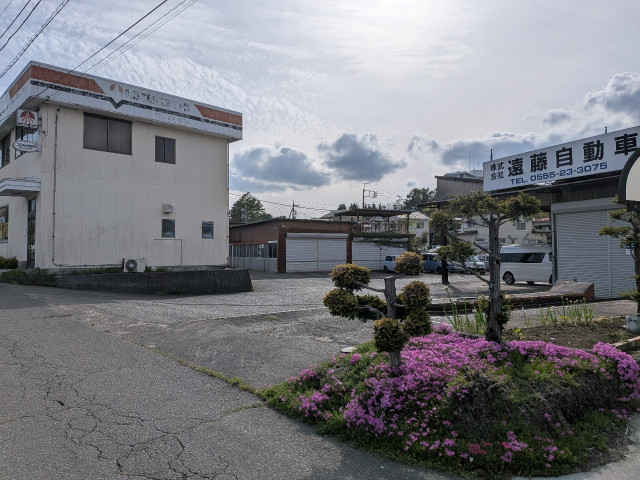 《コニファー・富士急スグ》大型車もOK! 遠藤自動車の駐車場写真