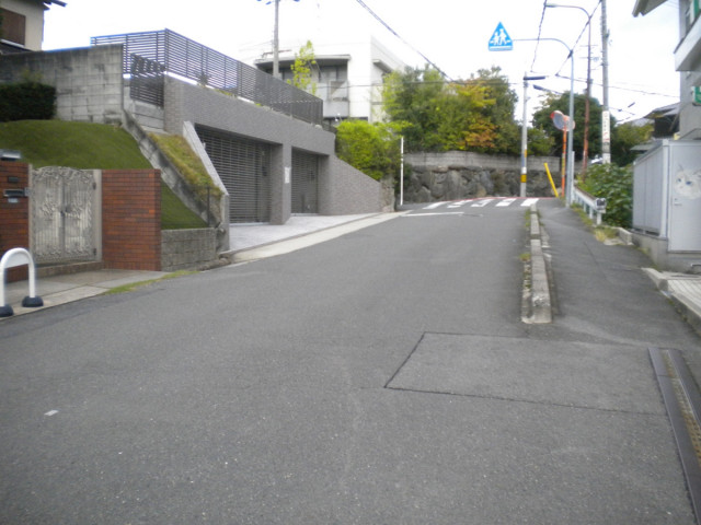 成田町屋根シャッター監視カメラ付き2-2　EV充電可　自転車置可　高級車向けの駐車場写真