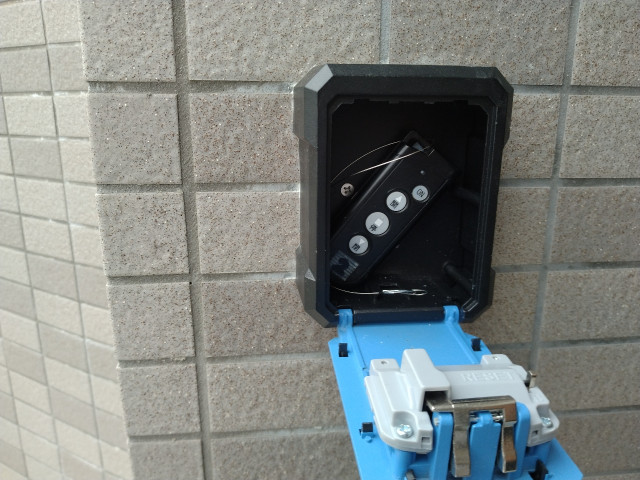 2.成田町屋根シャッター監視カメラ付き EV充電可の駐車場写真