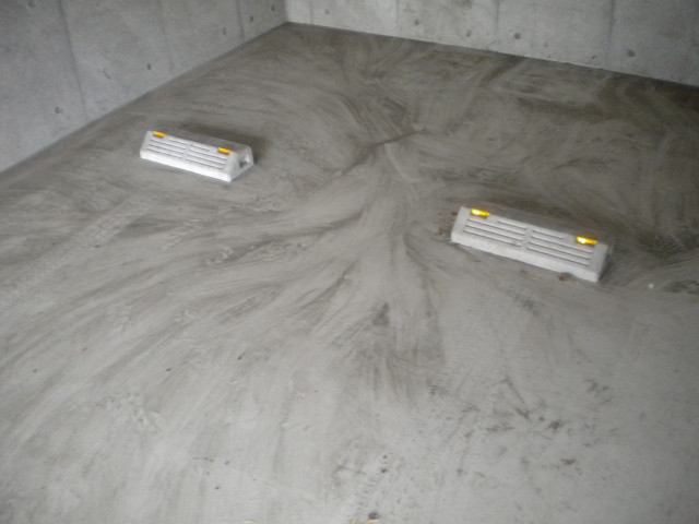 成田町屋根シャッター監視カメラ付き2-2　EV充電可　自転車置可　高級車向けの駐車場写真