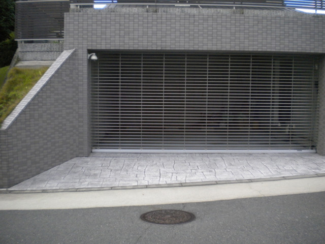 成田町屋根シャッター監視カメラ付き2-2　EV充電可　自転車置可　高級車向けの駐車場写真