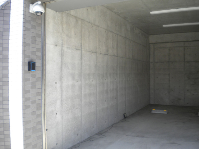 2.成田町屋根シャッター監視カメラ付き EV充電可の駐車場写真