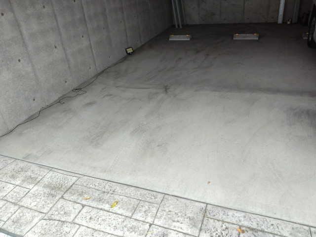 2.成田町屋根シャッター監視カメラ付き EV充電可の駐車場写真