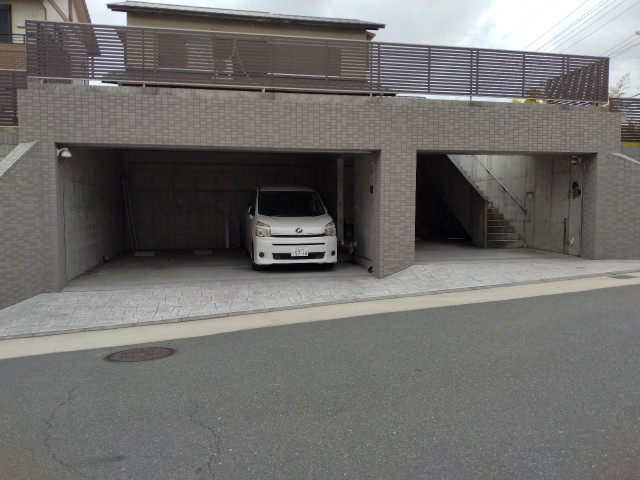 2.成田町屋根シャッター監視カメラ付き EV充電可の駐車場写真