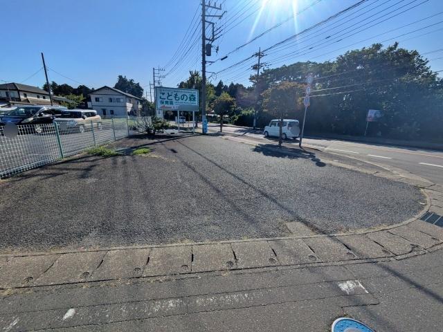 こどもの森看板下アキッパ駐車場の駐車場写真