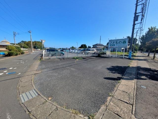 こどもの森看板下アキッパ駐車場の駐車場写真