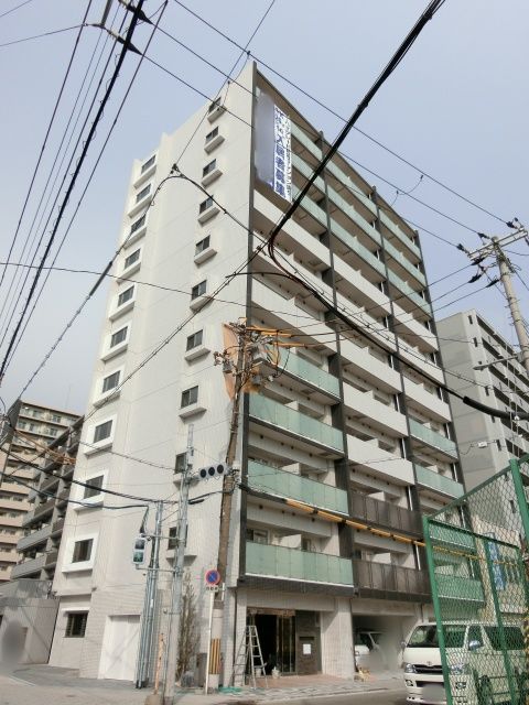 このマンションの裏側にバイク置場があります