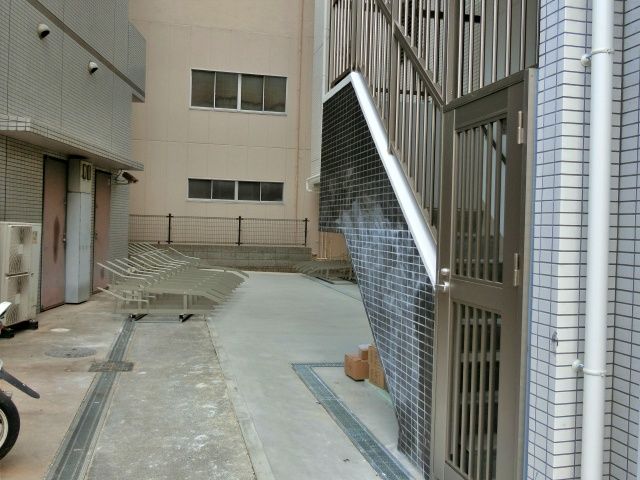 バイク置場への通路