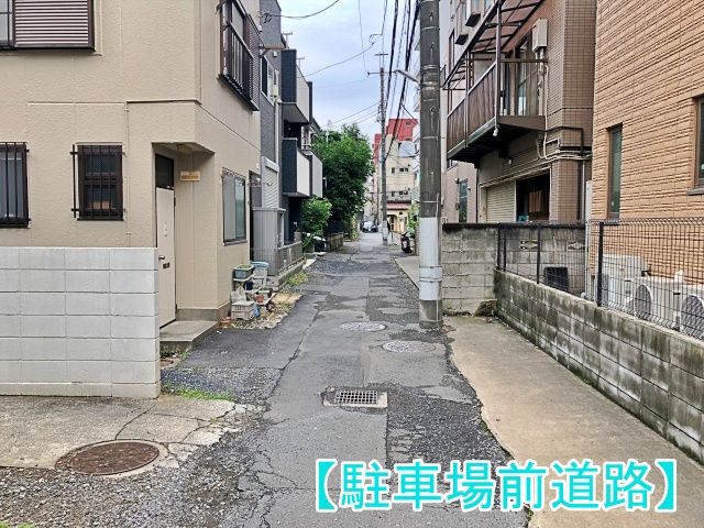 駐車場を背にした周辺道路