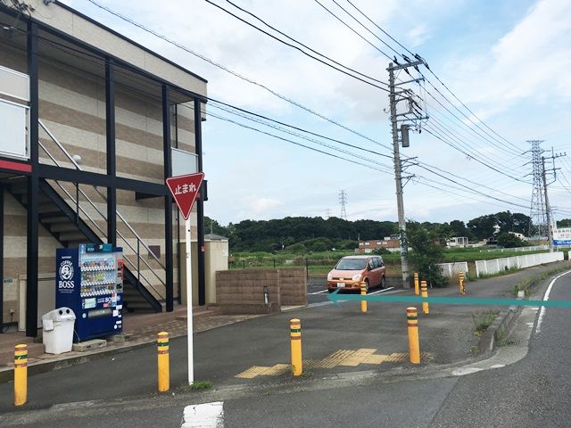 【道順4】駐車場へは、歩行車等に気をつけてお進みいただき、予約時のスペースに駐車してください。