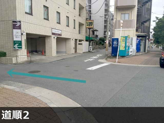 2.新大阪ステーションホテル左側の道を進んでください。