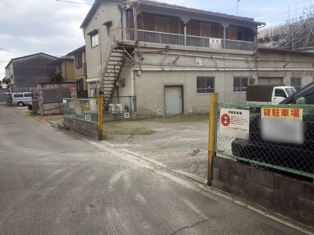 【道順10】反対側から見たの駐車場の入口になります。