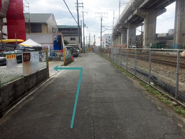 【道順9】駐車場の入口になります。予約した「駐車場名」と「看板名」に間違いないか確認し、出入口より入庫ください。