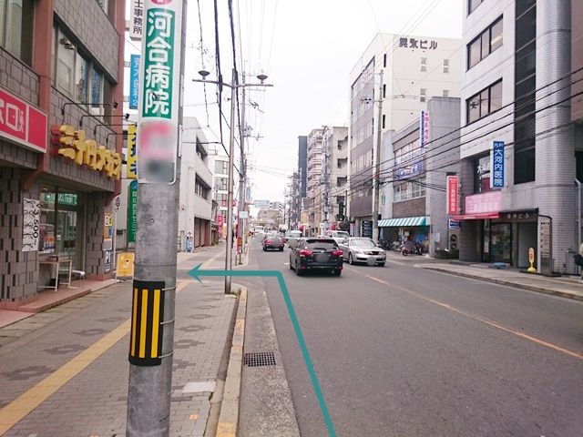 【道順1】「府道139号線」を「東」に進み、「三千円メガネ」の入ったビルを「左折」してください。