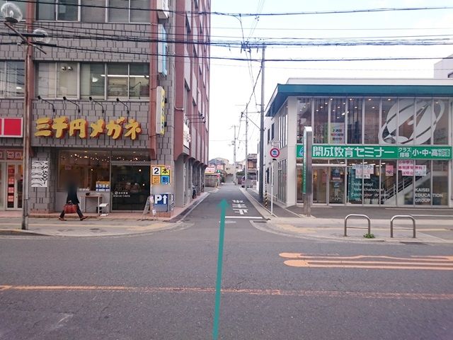 【道順2】左折後、直進してください。