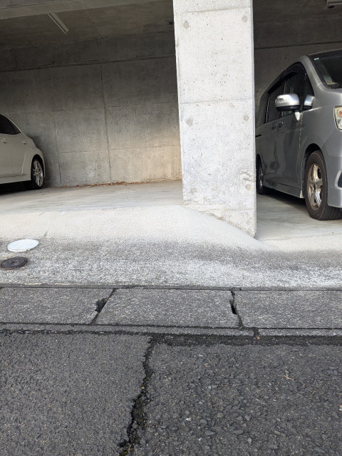 《泉中央駅徒歩10分》自宅下屋根付き細谷家駐車場の駐車場写真