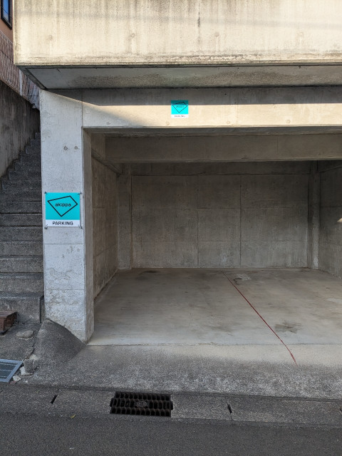 《泉中央駅徒歩10分》自宅下屋根付き細谷家駐車場の駐車場写真