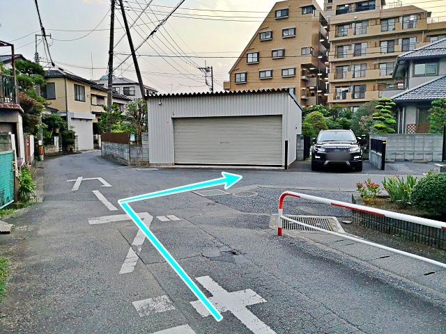 反対側から見た駐車場入り口