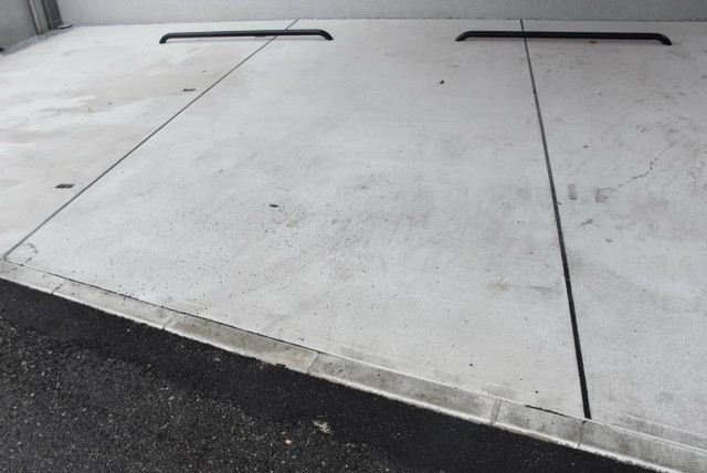 御井町1629-5駐車場カーポート付きの駐車場写真