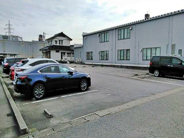 道路側から見た駐車場