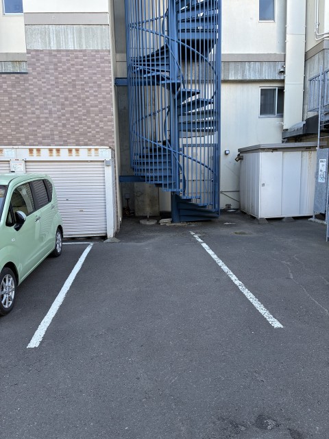 月寒東5条7丁目3-15メゾンドシャパンノースヒル駐車場の駐車場写真