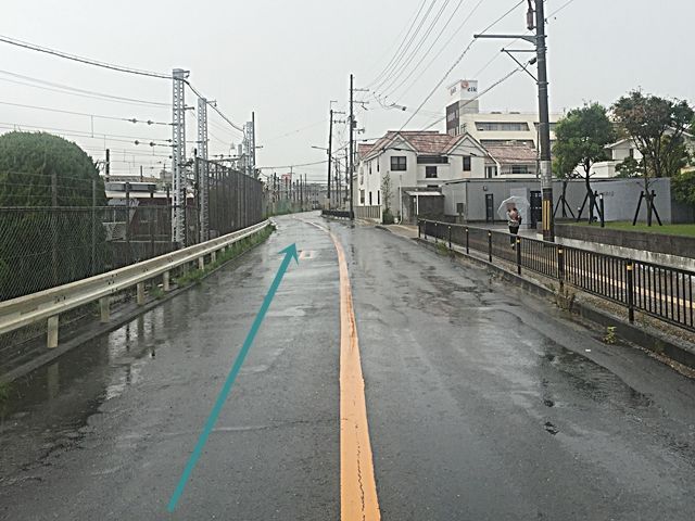【道順2】庄屋公園を右手に、直進してください。