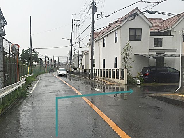 【道順3】踏み切りを過ぎて1つ目の角を「大阪人間科学大学 庄屋学舎横」を目印に「右折」してください。