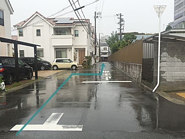 【道順4】道なりに直進してください。途中から道が細くなっておりますので、対向車等に気をつけてお進みください。
