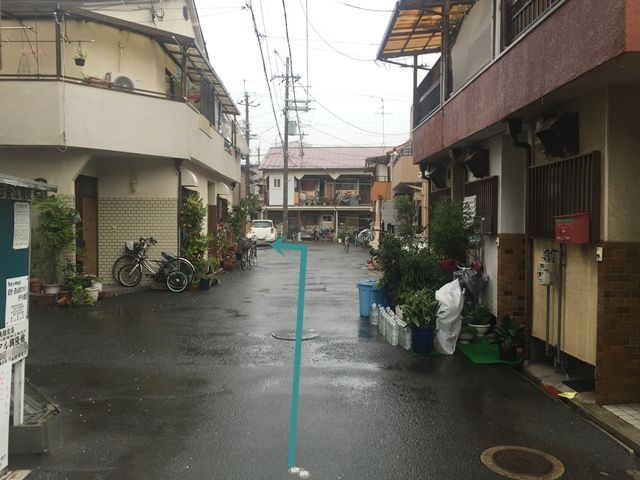 【道順8】突当たり左手に駐車場があります。