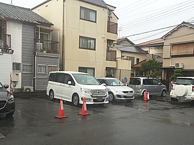 【道順9】駐車場の写真です。ご予約時のスペースに駐車してください。