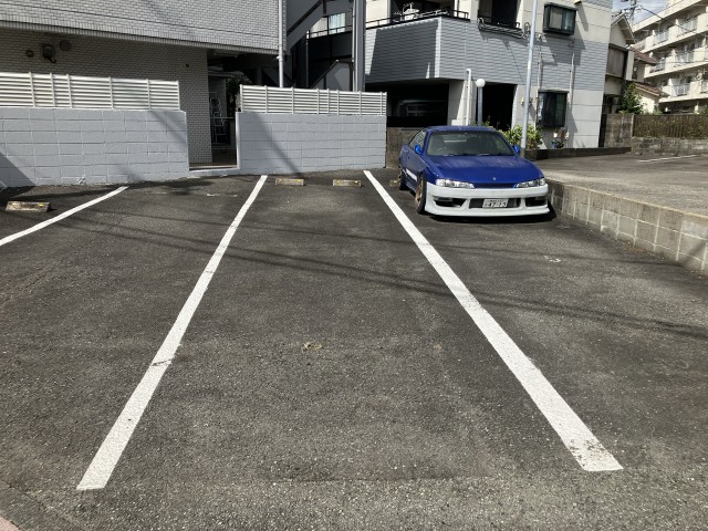 Base-D駐車場②2台の駐車場写真
