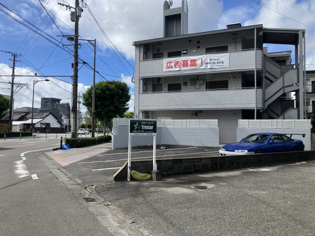 Base-D駐車場②2台の駐車場写真