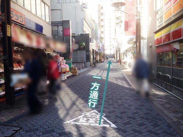 【道順2】右折後直進すると右側に駐車場があります。