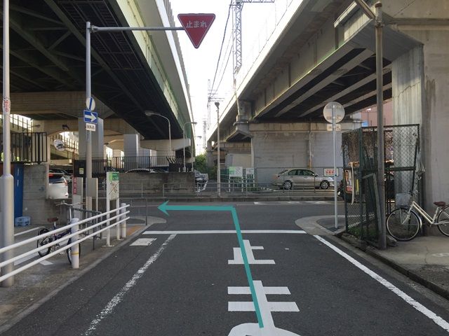 【道順5】突き当たりを「左折」してください。