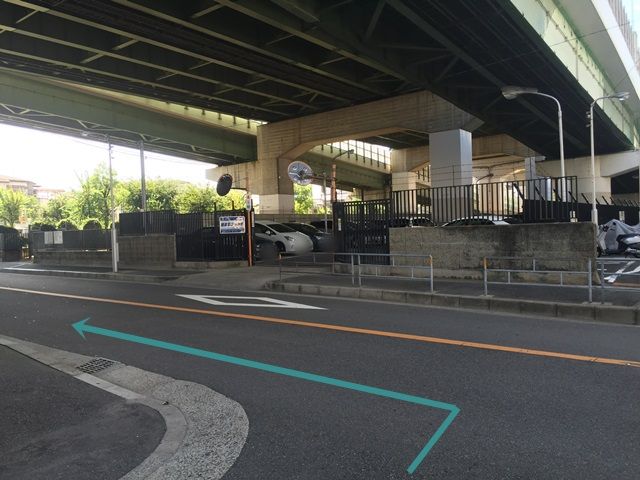 【道順6】突き当たり「左折」し、「左側」にakippa駐車場があります。