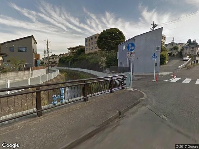 駐車場は川沿いにございます。