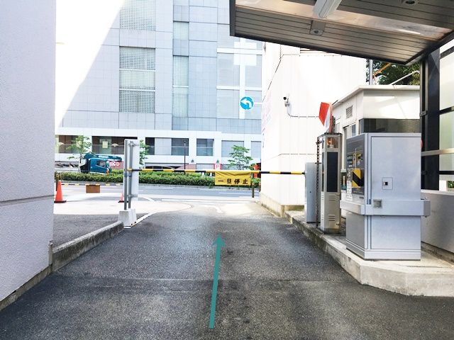 【道順7】駐車場出口の写真です。ゲート前で一時停車してください。