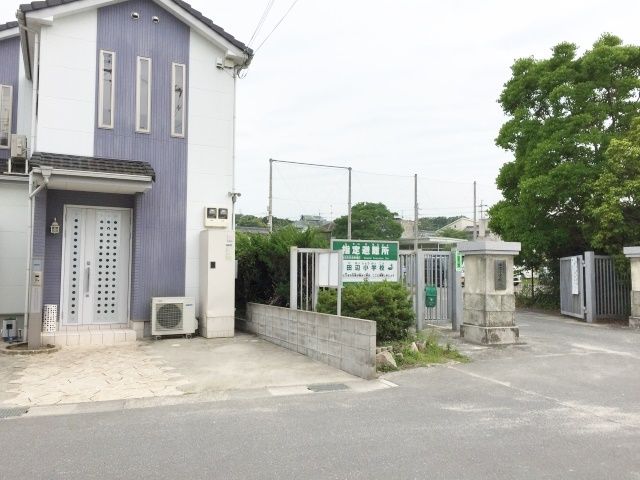 田辺小学校正門が目印です。