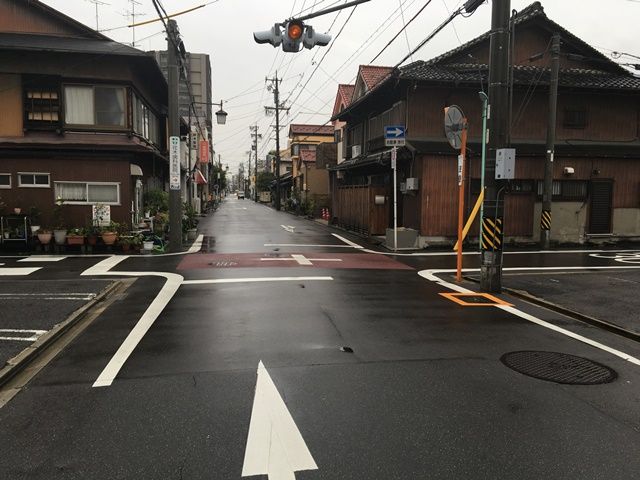 【順路1】「生協わかばの里介護老人保健施設」の前の道を進むと、左手電柱に「花木歯科医院」の看板が見えます。