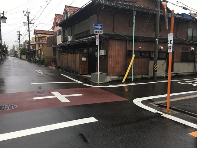 【順路2】「花木歯科医院」の看板が見えたら、右折(南へ)してください。
