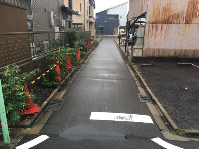 【順路4】右折していただくと、駐車場が見えてきます。