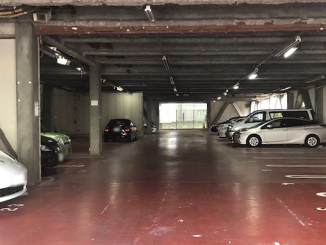 1F駐車場内