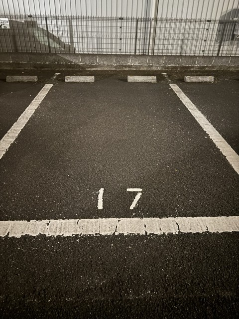 中津留２丁目1-18の駐車場写真