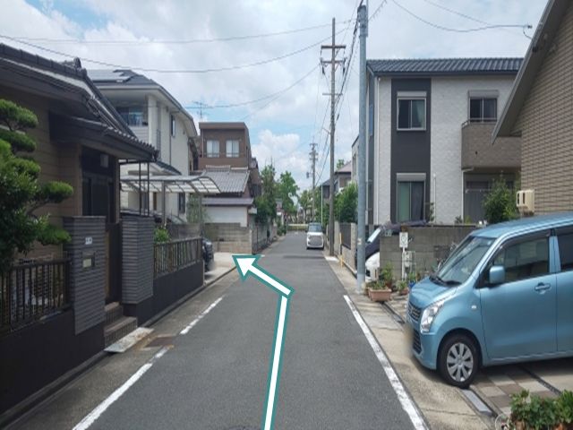 東海通からの道順3. 右折(北へ)後、左側に駐車場があります。この道の突き当たりは、福田東公園です。