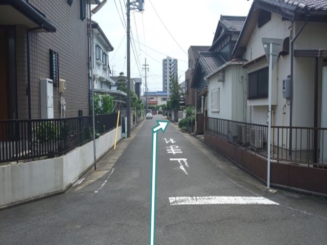 公園側からの道順2. この道を直進し、突き当たりT字路の手前、右肩に駐車場があります。
