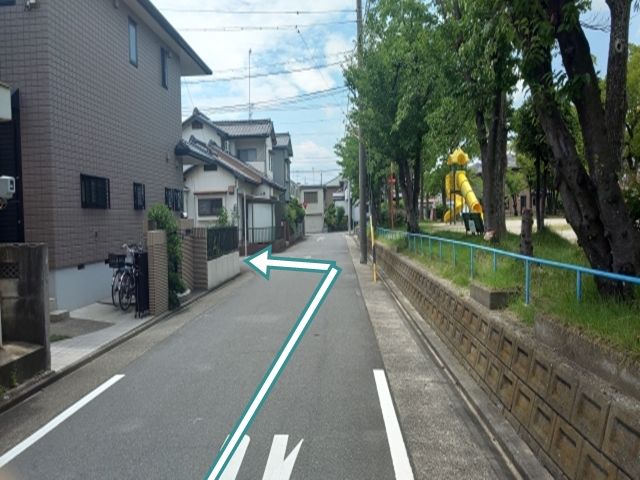 公園側からの道順1. 公園を右手に見て、公園敷地の中心あたりに、左折しかできないT字路があるので、そこを左折(南へ)