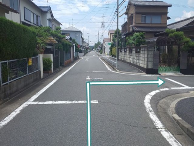 東海通からの道順2. 左折(西へ)後、すぐのT字路を右折(北へ)