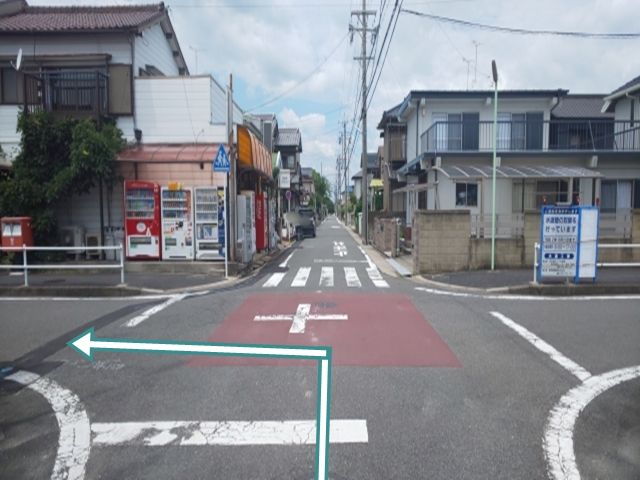 東海通からの道順1. 東海通から北へ入り、左角に自販機が何台か設置してある個人商店を左折(西へ)